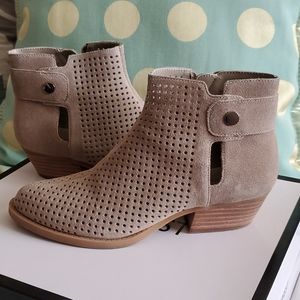 New Nine West taupe boots. 5.5